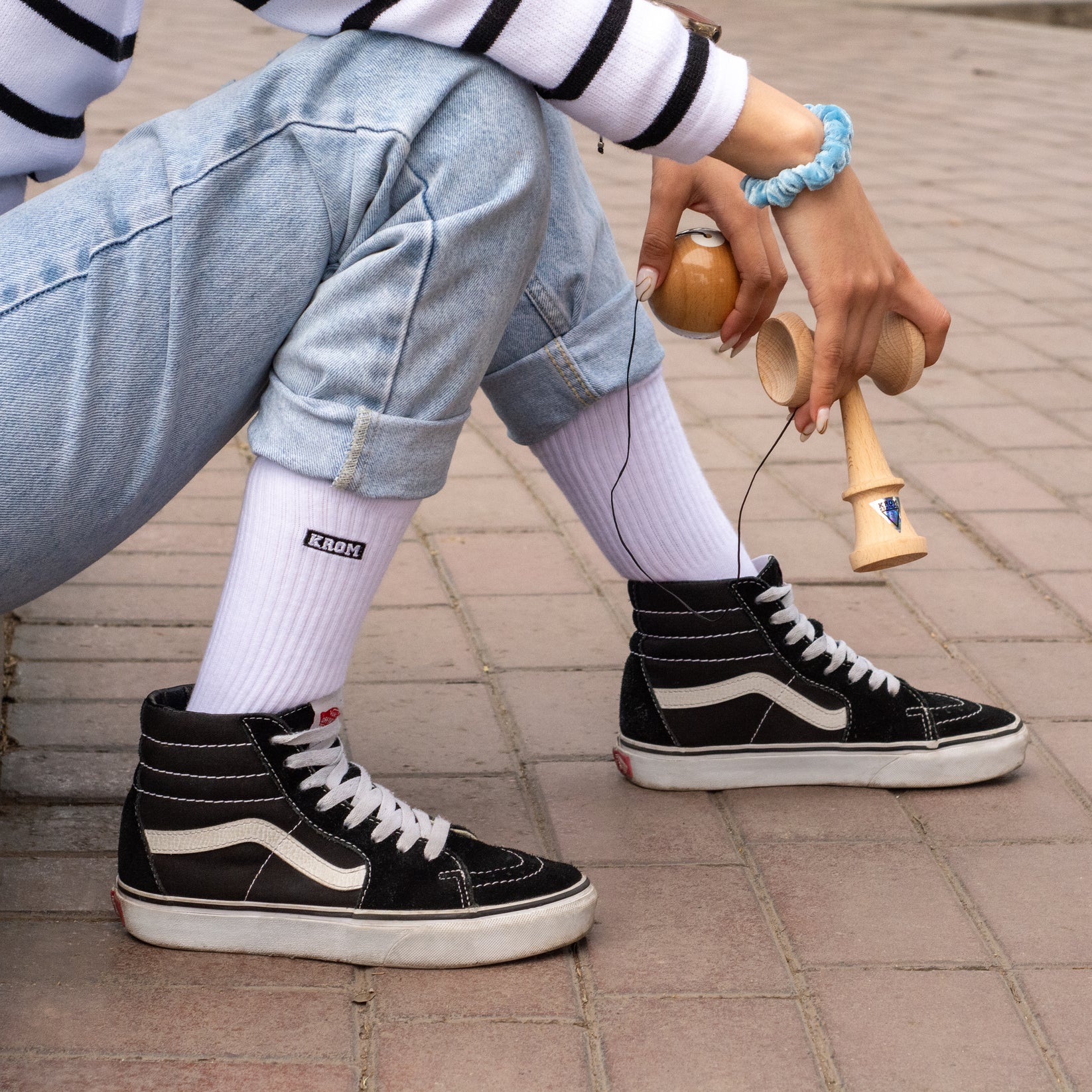 krom_box_socks_white